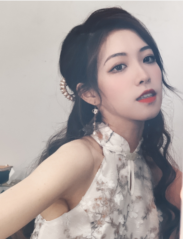 LOL：三语美女主持—希然