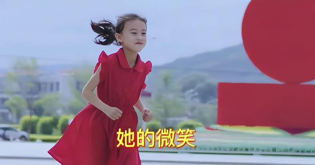 那个因为笑容爆火的7岁女孩,父母婉拒百万签约后,后悔了吗?