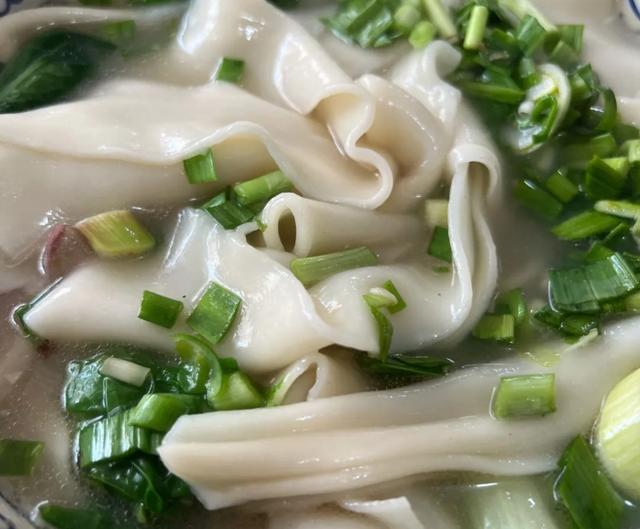 美女到河南出差,点了一碗面尴尬得无法下嘴,网友:吃其它的吧