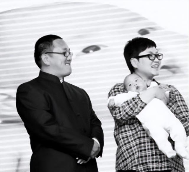 演员句号：再婚娶小11岁妻子，让丧子的岳父母不再流泪