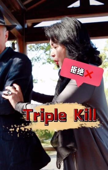 金星罕晒与老公汉斯合影秀恩爱，穿红衣打扮似贵妇，二人世界太甜蜜