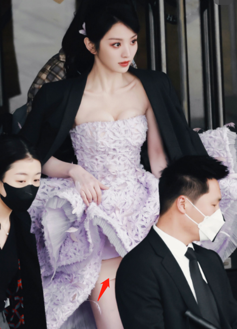 微博之夜女星生图：热巴杨紫惊艳，杨幂脸垮金晨干瘪，刘诗诗脸僵