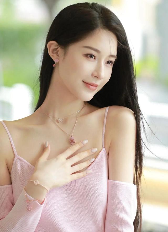 长相甜美的江南美女，气质出众