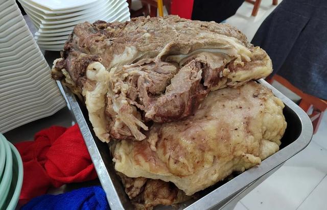 美女到河南出差,点了一碗面尴尬得无法下嘴,网友:吃其它的吧