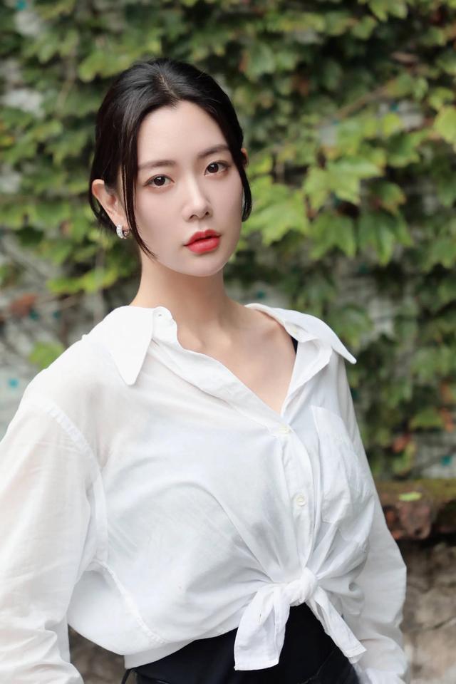 亚洲美女克拉拉,一段性感舞蹈火遍全网,更是成为包贝尔烂片女主