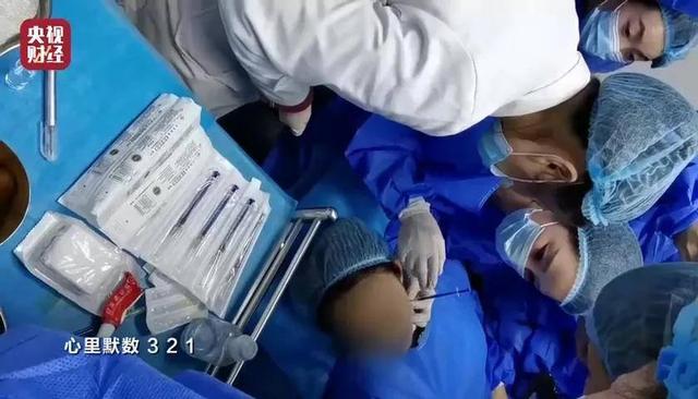 315晚会6大打假现场:美女主播是抠脚大汉,土坑老坛酸菜不忍直视