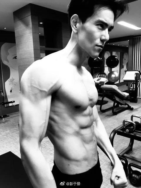 女星演唱会脱衣被骂不雅，凭啥女性不能放飞自我