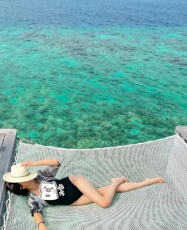 58岁刘嘉玲晒泳装美照！海边度假太潇洒，身材凹凸有致大长腿吸睛