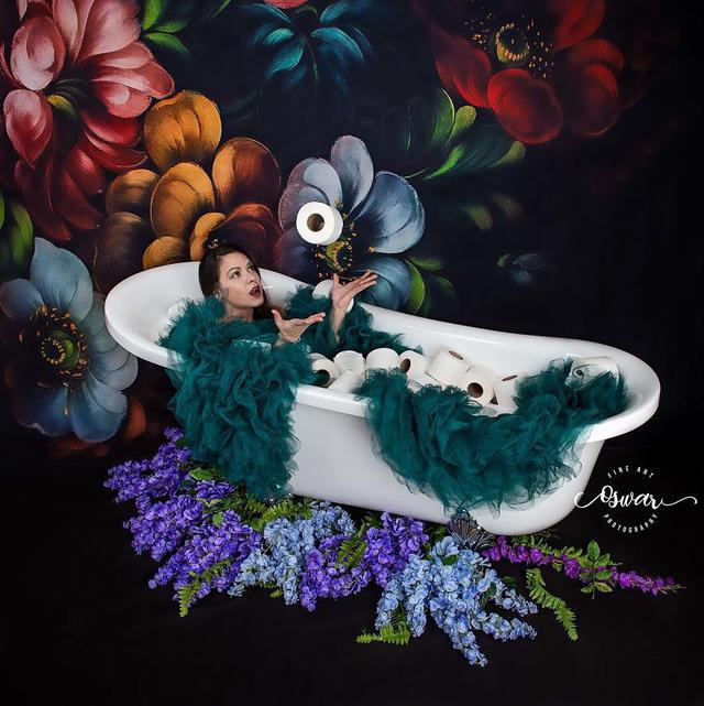 最“奢侈”的浴室写真,她在身上铺满卫生纸