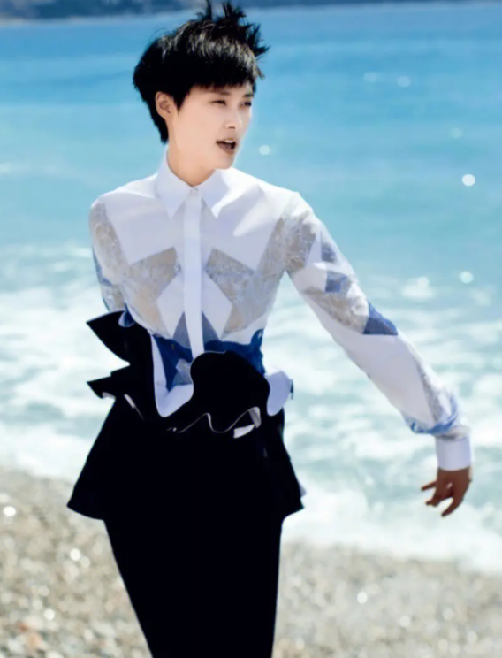 被揩油的十多位女星：有人被侵犯还要道歉，有人当场扇耳光还击