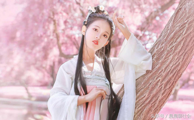 女孩拍摄写真遭遇尴尬，摄影师突然伸出咸猪手，解开女孩内衣