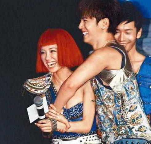 被揩油的十多位女星：有人被侵犯还要道歉，有人当场扇耳光还击