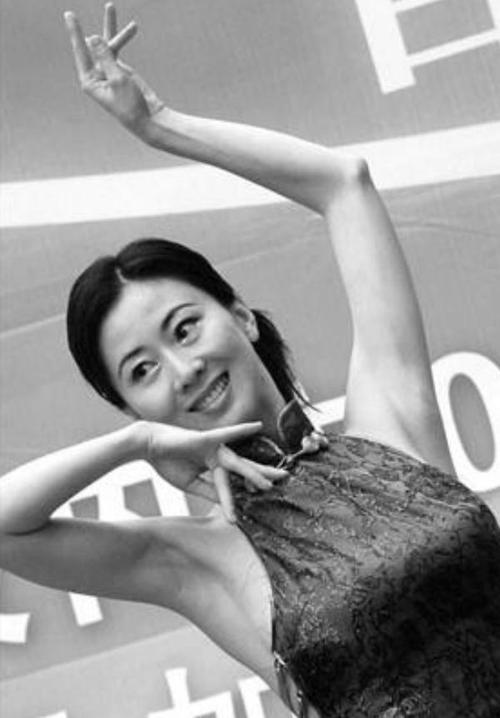 “人体模特”汤加丽一脱成名，却遭丈夫抛弃、父母嫌弃，单身至今