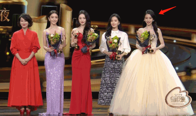 微博之夜女星生图：热巴杨紫惊艳，杨幂脸垮金晨干瘪，刘诗诗脸僵