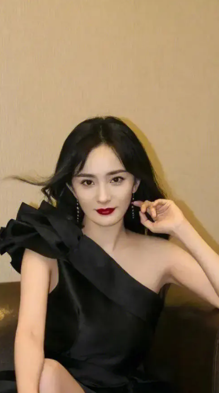 被揩油的十多位女星：有人被侵犯还要道歉，有人当场扇耳光还击