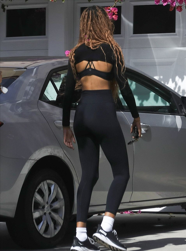 奥巴马24岁大女儿外出好吸睛!穿健身装堪比维密,超模气场太绝了