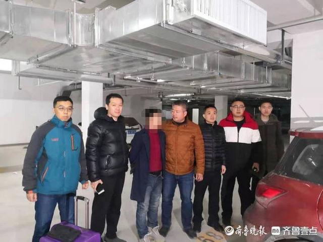 深夜，27岁男子翻厕所潜入高校女生宿舍