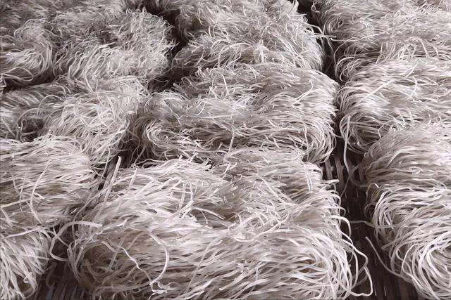 315晚会6大打假现场:美女主播是抠脚大汉,土坑老坛酸菜不忍直视