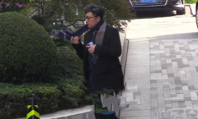 王岳伦官宣离婚后首现身，胡子拉碴发际线显眼，嗨玩三天状态憔悴