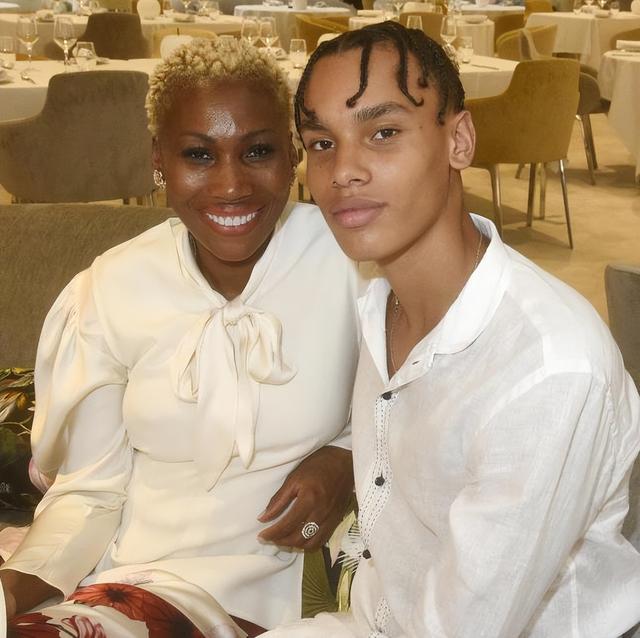 摩纳哥亲王与2个私生子合影，旧情人大方秀出照片