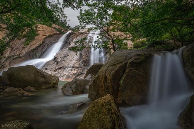 周小瑜把自己脱光,袅袅娜娜走进浴室,酣畅淋漓地洗了一個热水澡
