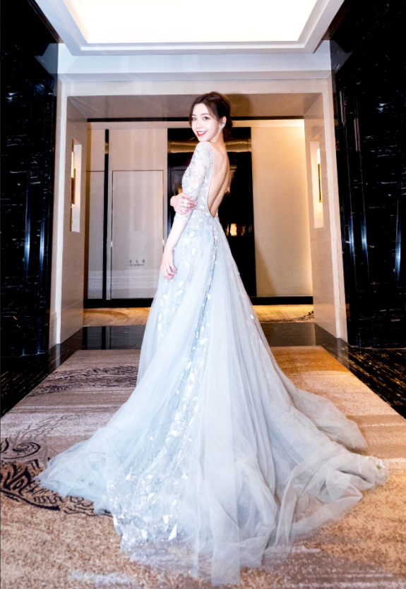 LOL：三语美女主持—希然