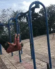 搞笑GIF趣图：美女回农村好几天了，现在出不去，在家都无聊死了