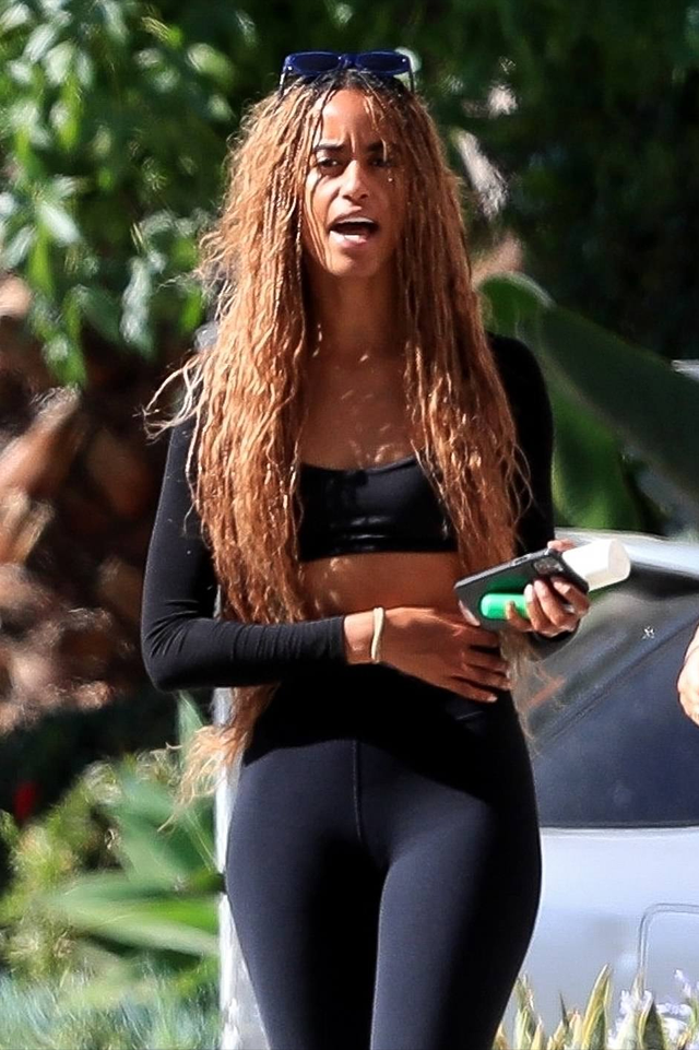 奥巴马24岁大女儿外出好吸睛!穿健身装堪比维密,超模气场太绝了