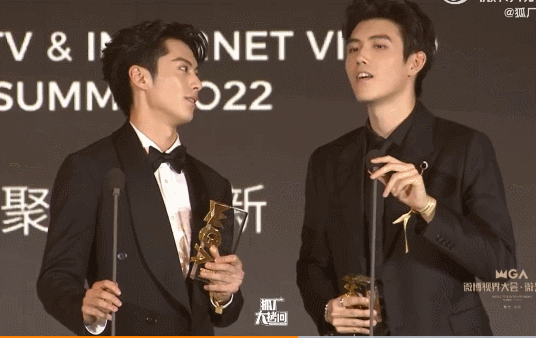 红毯夜，张天爱白裙惊艳，杨颖若隐若现，殷桃压轴女王范十足