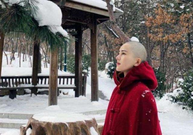 头发一年能长多长？美女剃光头发，记录一年的生长过程！