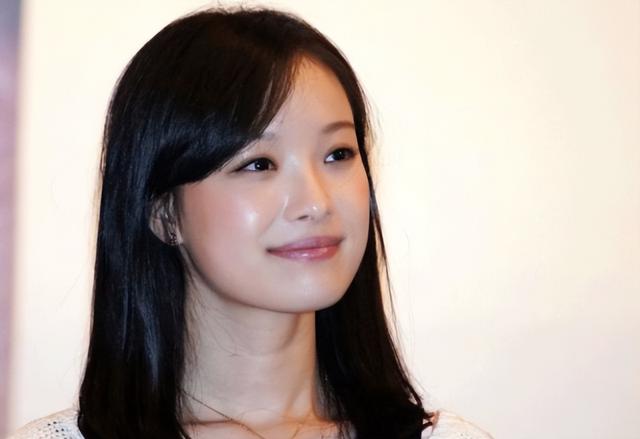 小眼睛、厚嘴唇，这些女星明明不符合大众审美，却个个美艳动人