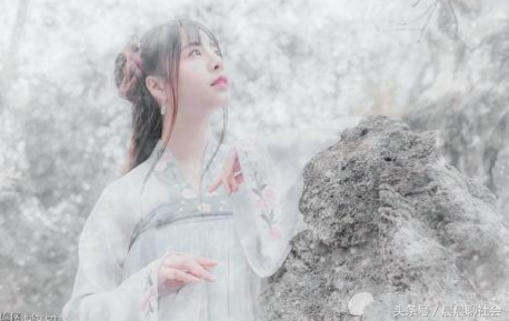 女孩拍摄写真遭遇尴尬，摄影师突然伸出咸猪手，解开女孩内衣