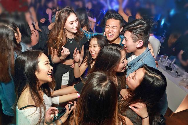 蒙古国，美女性感独立，6万单身母亲独自养家，男人却在拿酒买醉