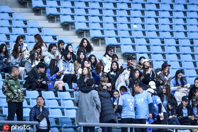足球城美女多!大连一方看台美女扎堆 球迷热情高涨