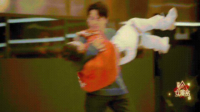 强吻、摸胸、掀裙底，这些男星究竟是真敬业，还是借戏揩油？