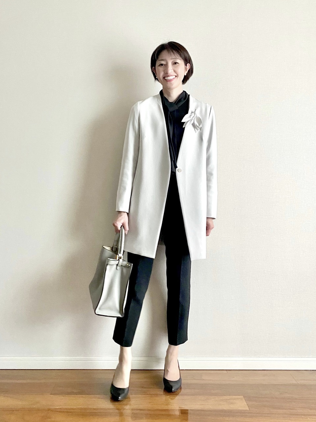 上了50岁的女人别老披丝巾小脚裤，学她们这么穿，优雅大气