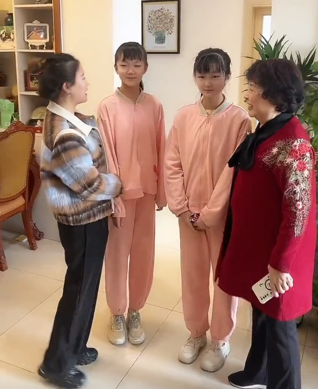 60岁的盛海琳生下双胞胎女儿,12年后一家过得很幸福