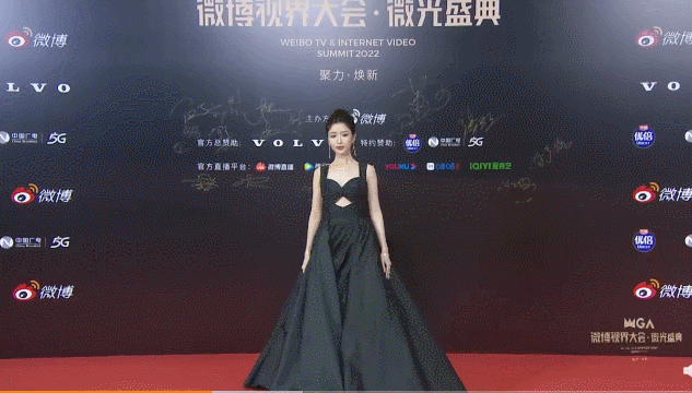 红毯夜，张天爱白裙惊艳，杨颖若隐若现，殷桃压轴女王范十足