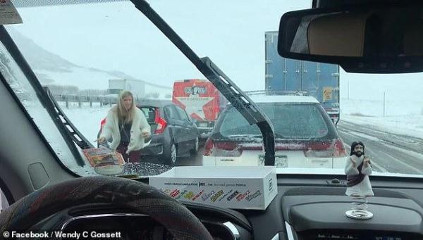 美女子堵车超四小时下车大跳劲舞排遣无聊