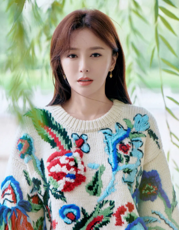 被揩油的十多位女星：有人被侵犯还要道歉，有人当场扇耳光还击