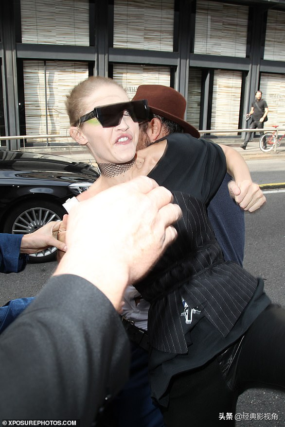 迪丽热巴被变态跟踪，小李子被抱腿埋裆！明星活该被骚扰吗？