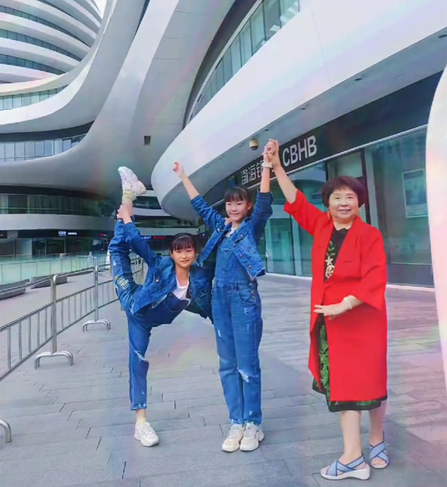 60岁的盛海琳生下双胞胎女儿,12年后一家过得很幸福