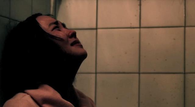 女大学生被拐到农村，她反而把人贩卖给了光棍汉，犯罪片《空窗》