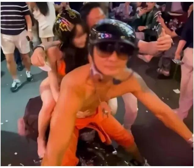 韩国网红摩托车比基尼女郎回应着装暴露争议