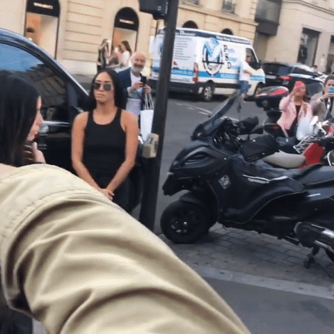 迪丽热巴被变态跟踪，小李子被抱腿埋裆！明星活该被骚扰吗？