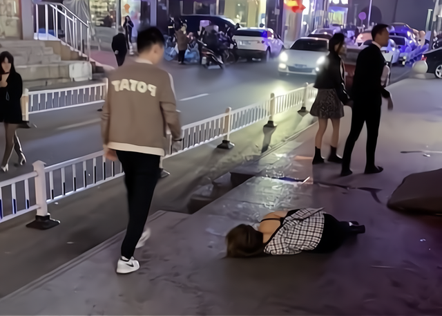 穿吊带的妙龄女子,醉酒后卧在大街上,目击者:美女没人敢扶
