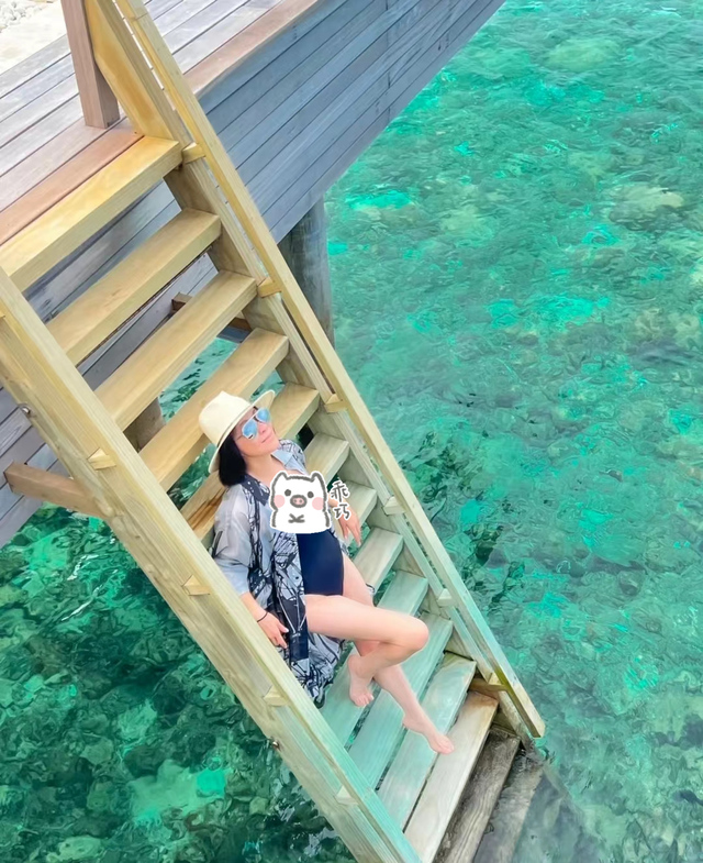 58岁刘嘉玲晒泳装美照！海边度假太潇洒，身材凹凸有致大长腿吸睛