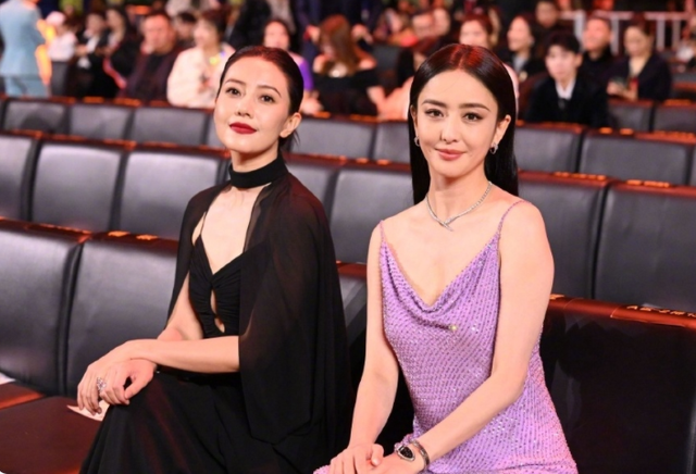 微博之夜女星生图：热巴杨紫惊艳，杨幂脸垮金晨干瘪，刘诗诗脸僵