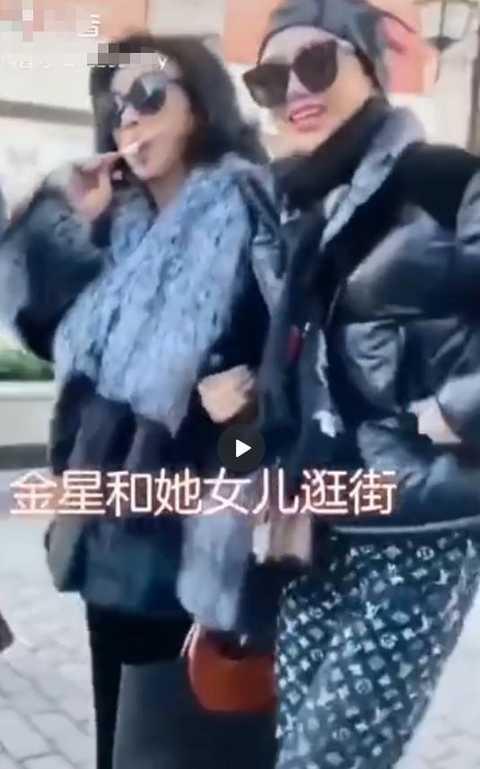 金星罕晒与老公汉斯合影秀恩爱，穿红衣打扮似贵妇，二人世界太甜蜜