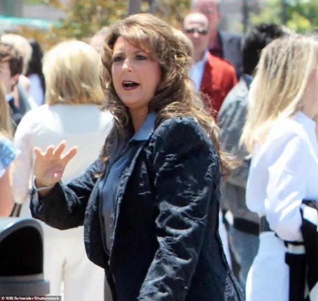 摩纳哥亲王与2个私生子合影，旧情人大方秀出照片